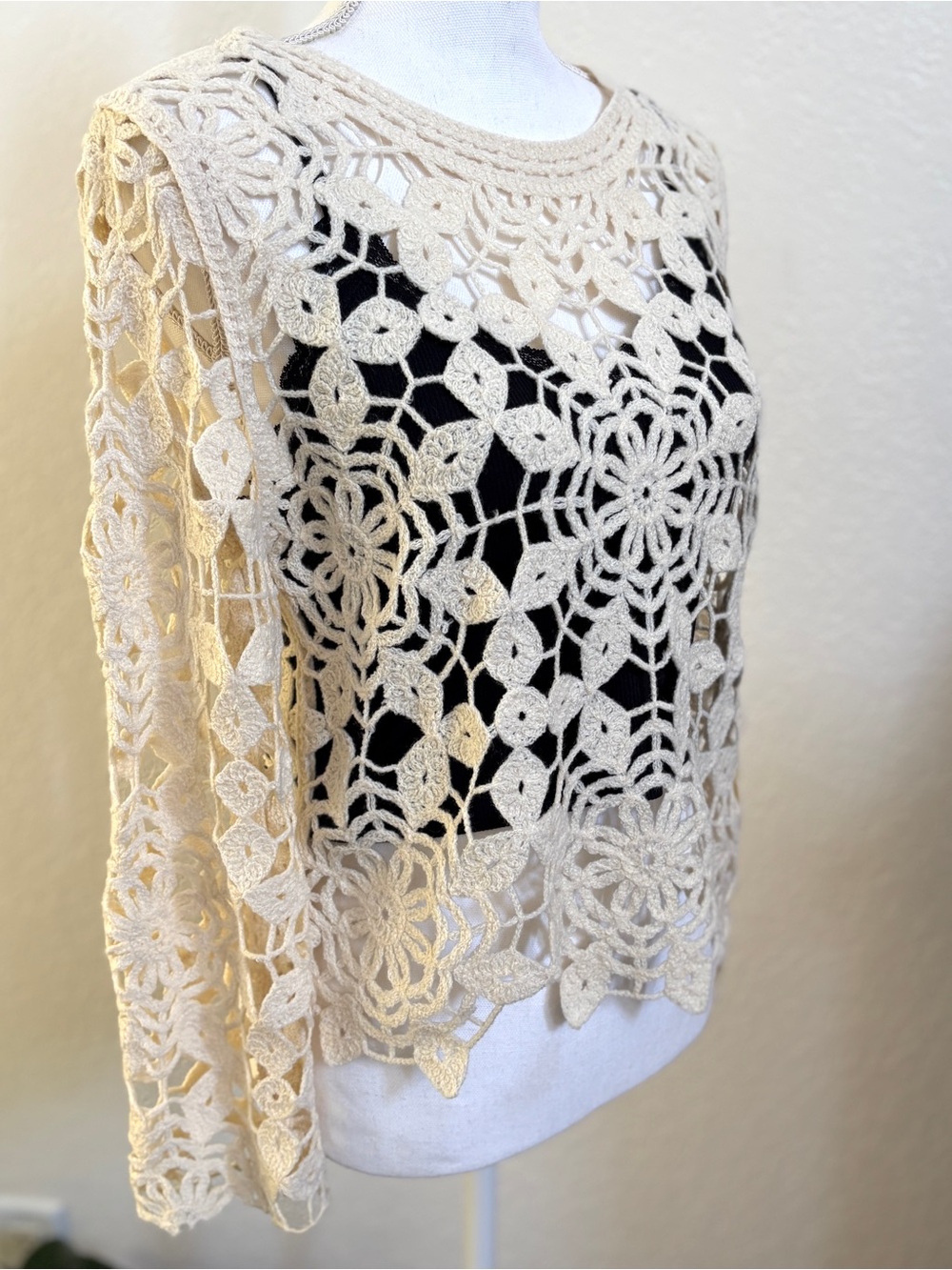 Cloth by Design Cream crochet sweater top floral pattern S